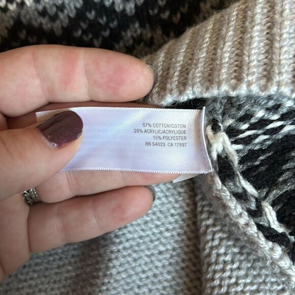 NWT Old Navy Gray and Black Sequin Knit Sweater. Size Medium - Picture 8 of 8